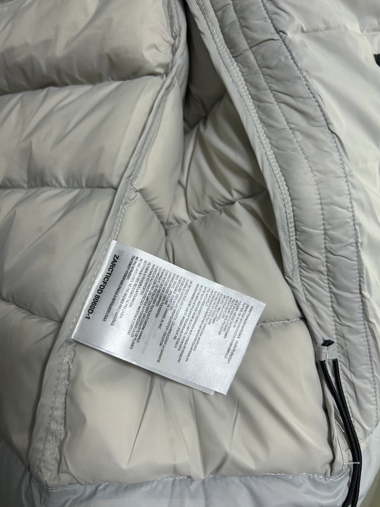 P660 CANADA GOOSE Canada Goose Crofton solid color hooded zipper outdoor warm rib down jacket 90 down filling 750 fill power Tajima embroidery white duck down short lightweight hooded down jacket jacket small zipper pocket on the chest side for storing things The Thorium AR hooded model is versatile, durable and warm. It can be used as a mid-layer in winter and winter, or worn alone. It can also be easily worn with hard-shell clothing in cold environments.     The fabric has been improved with AratoTM30 nylon fabric with fine texture, which is super warm and very wear-resistant. It is also treated with DWR, which can effectively prevent water and moisture.     DownCompositeMapping zone filling technology can reasonably allocate down insulation and synthetic insulation areas. The simple design of StormHoodM is made of synthetic insulation materials. Zippered hand pockets, inner zipper pockets. Combination of technology and technology. Lightweight and warm. Three-dimensional tailoring. Hooded design. Complete three-label accessories. What you see is what you get. Same style for men and women. Color: off-white. Size: M-3XL.